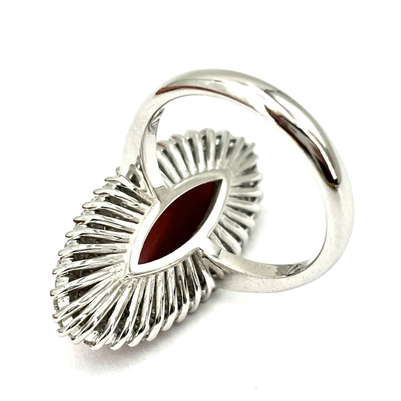 Anello spola corallo, brillanti e oro bianco; 8.68 gr