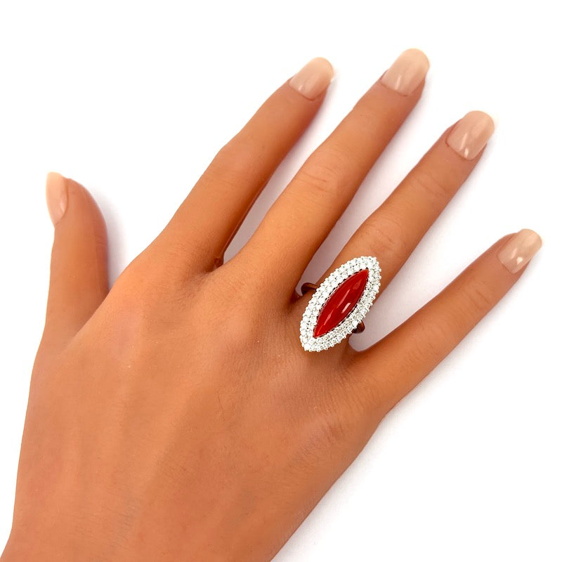 Anello spola corallo, brillanti e oro bianco; 8.68 gr