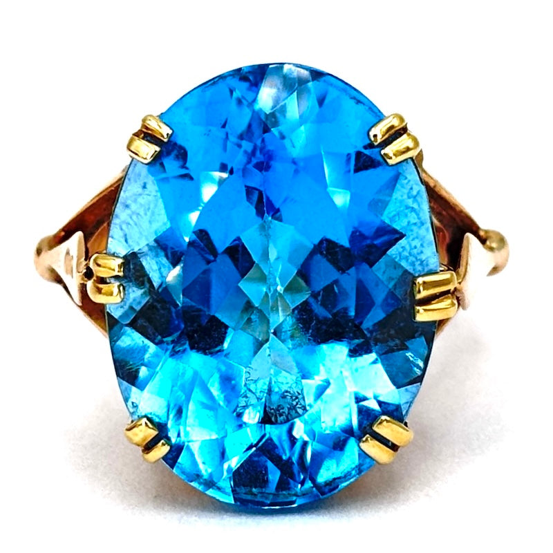 Anello topazio azzurro, oro rosa; 9.8 gr