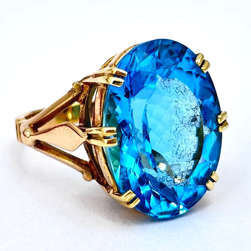 Anello topazio azzurro, oro rosa; 9.8 gr