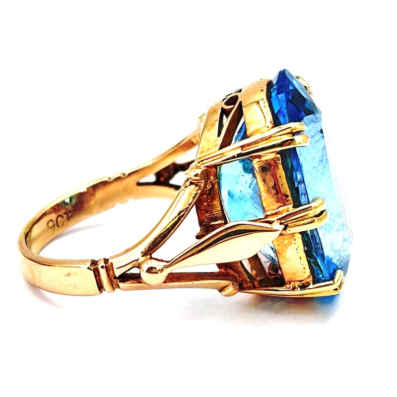 Anello topazio azzurro, oro rosa; 9.8 gr