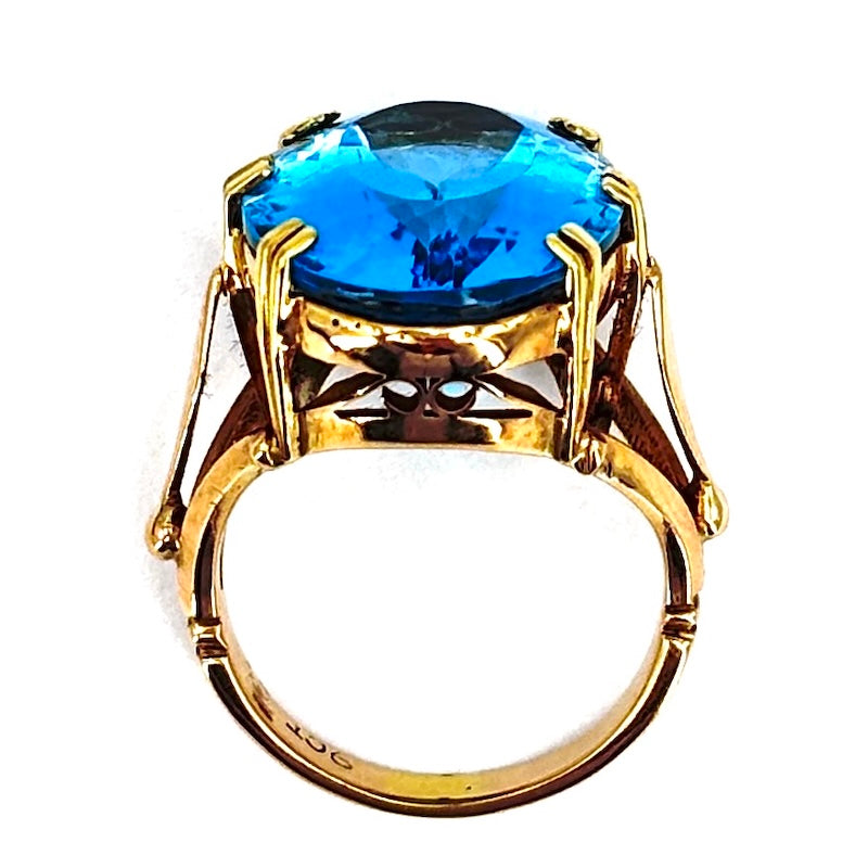 Anello topazio azzurro, oro rosa; 9.8 gr