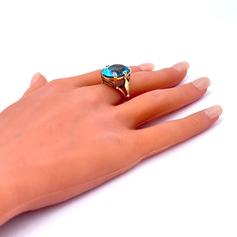 Anello topazio azzurro, oro rosa; 9.8 gr