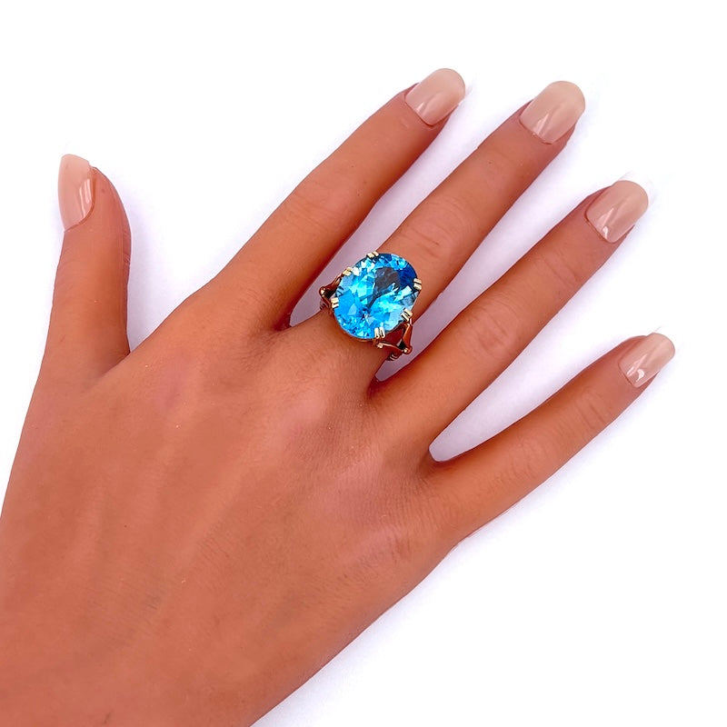 Anello topazio azzurro, oro rosa; 9.8 gr