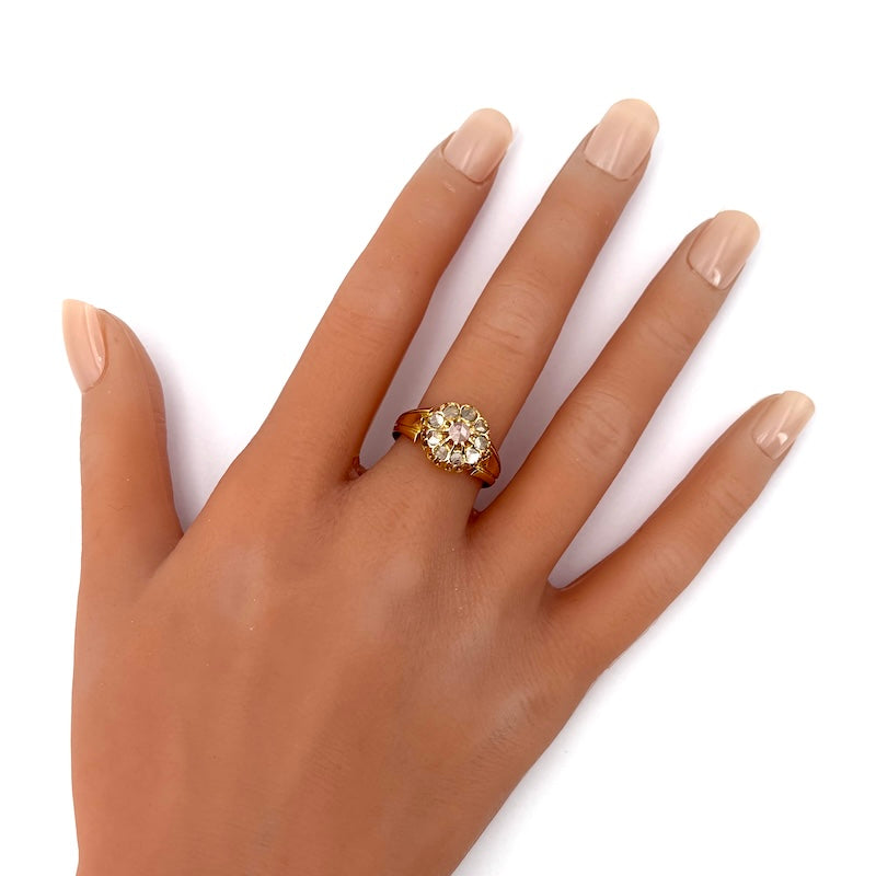 Anello toppa fiore antico, diamanti e oro; 3.91 gr