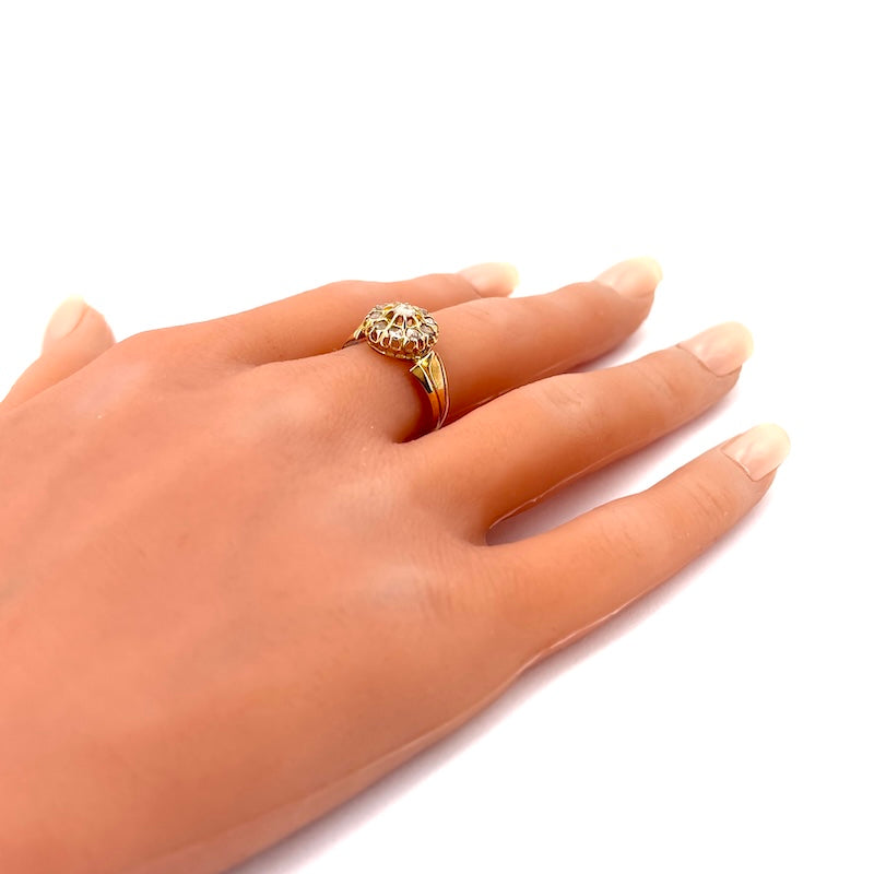 Anello toppa fiore antico, diamanti e oro; 3.91 gr