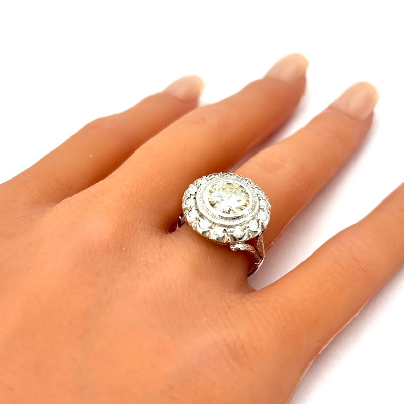 Anello toppa fiore solitario diamanti e oro; 2.30-2.50 ct; 5.19 gr