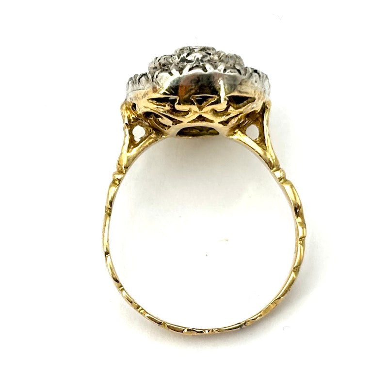 Anello toppa ovale, diamanti e oro; 5.65 gr