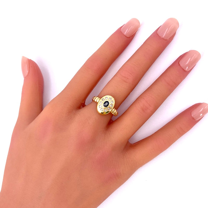 Anello toppa ovale in stile, margherita zaffiro, diamanti e oro giallo; 5.10 g