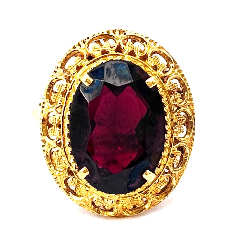 Anello toppa vintage granato ovale e oro giallo; 5.54 gr