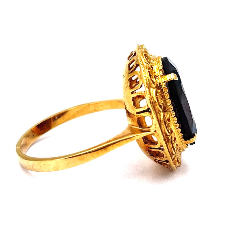 Anello toppa vintage granato ovale e oro giallo; 5.54 gr