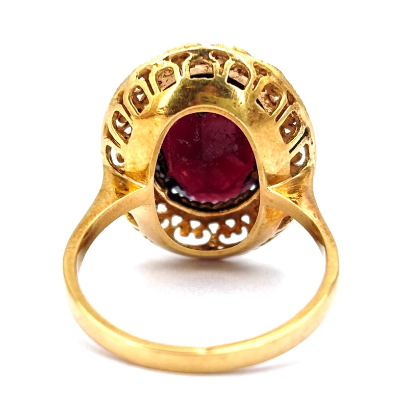 Anello toppa vintage granato ovale e oro giallo; 5.54 gr