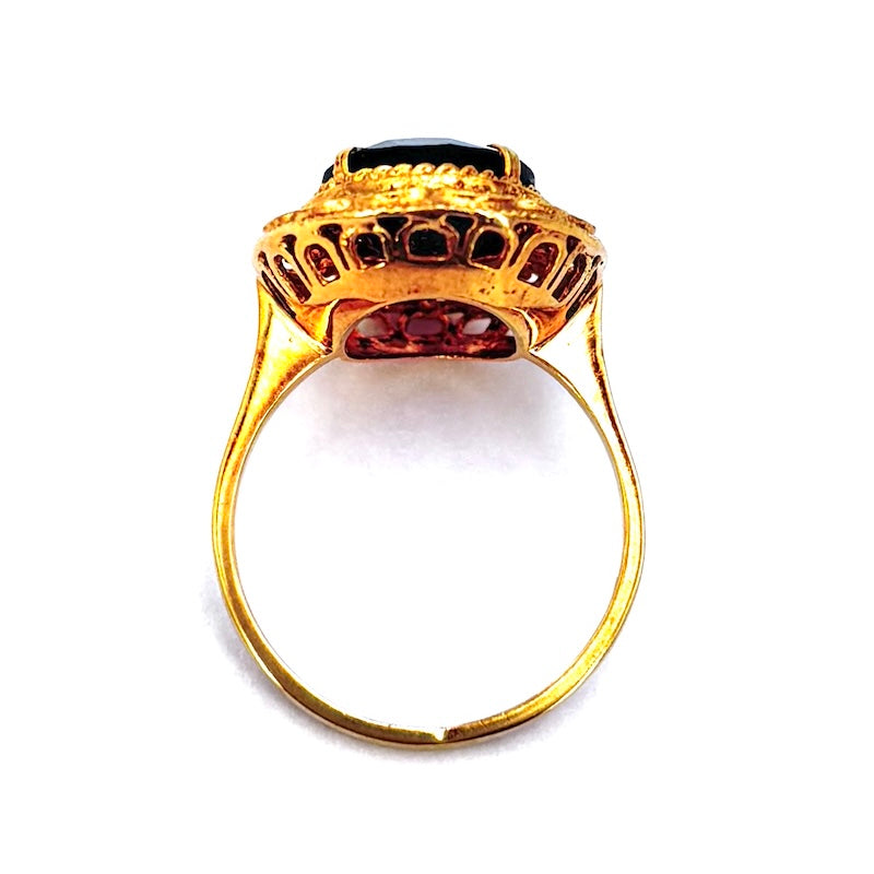 Anello toppa vintage granato ovale e oro giallo; 5.54 gr