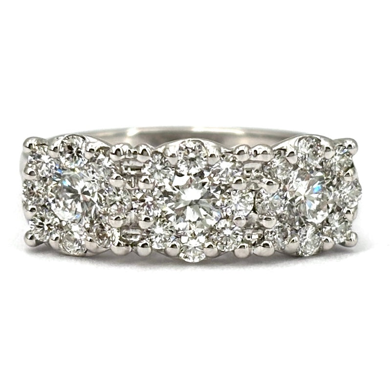 Anello trilogy/riviera a 3 margherite circolari di brillanti e oro - 1.48 ct; 4.88 gr