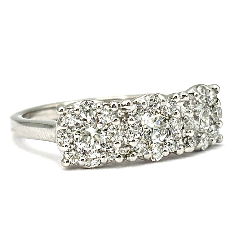 Anello trilogy/riviera a 3 margherite circolari di brillanti e oro - 1.48 ct; 4.88 gr