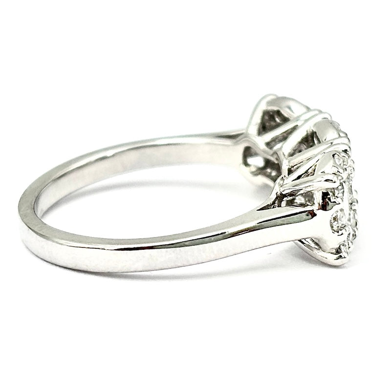 Anello trilogy/riviera a 3 margherite circolari di brillanti e oro - 1.48 ct; 4.88 gr