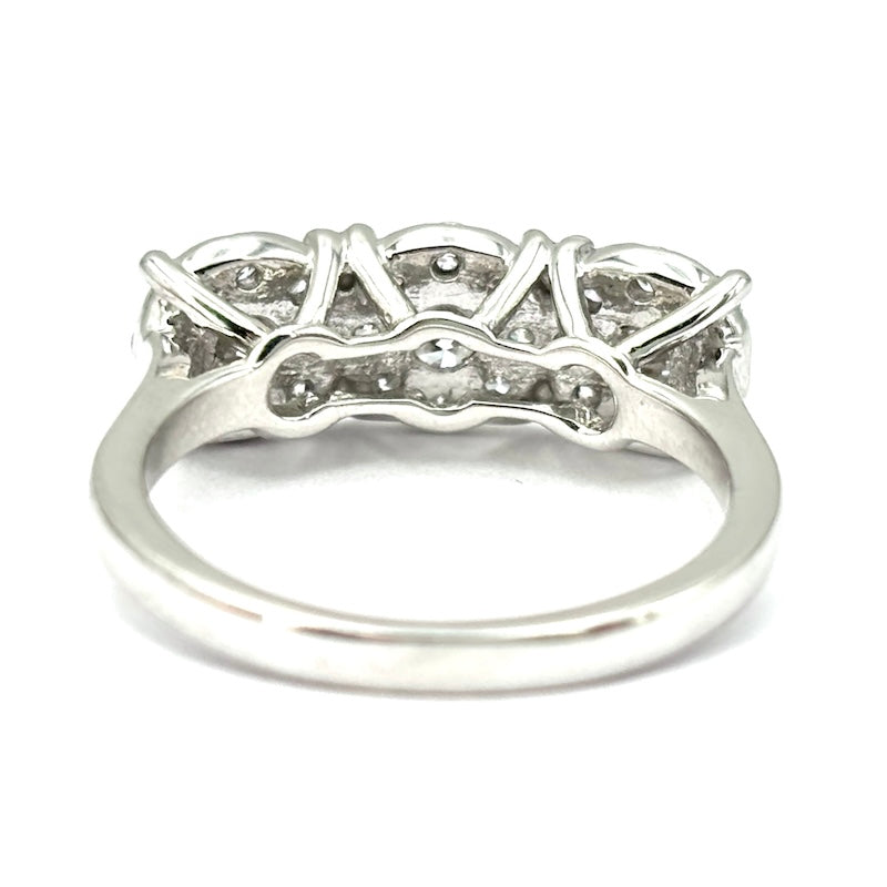 Anello trilogy/riviera a 3 margherite circolari di brillanti e oro - 1.48 ct; 4.88 gr
