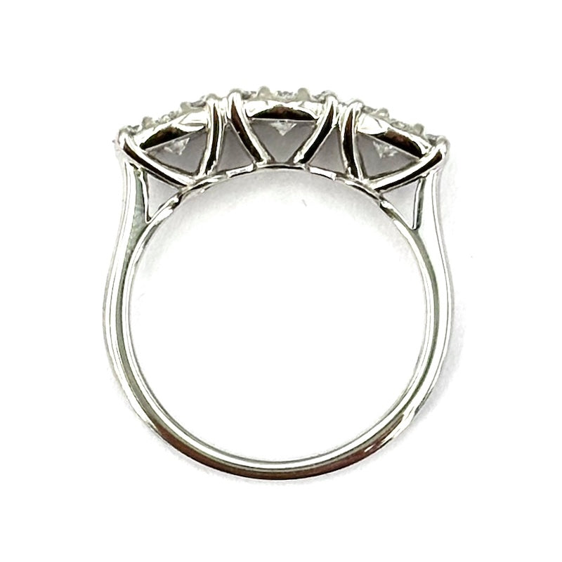 Anello trilogy/riviera a 3 margherite circolari di brillanti e oro - 1.48 ct; 4.88 gr