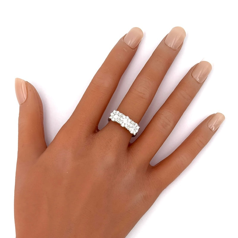 Anello trilogy/riviera a 3 margherite circolari di brillanti e oro - 1.48 ct; 4.88 gr