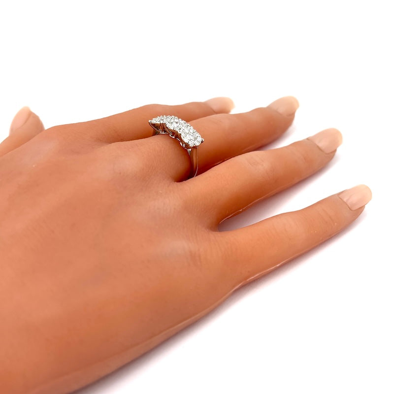 Anello trilogy/riviera a 3 margherite circolari di brillanti e oro - 1.48 ct; 4.88 gr
