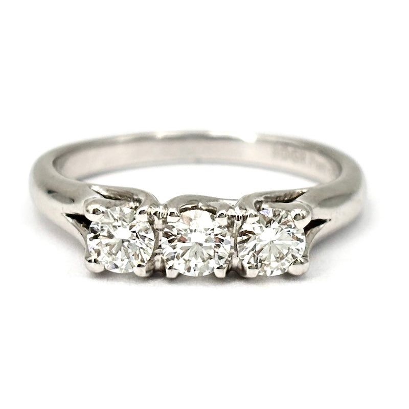 Anello trilogy DE BEERS, brillanti certificati e oro bianco - 0.60 ct; 4.14 gr