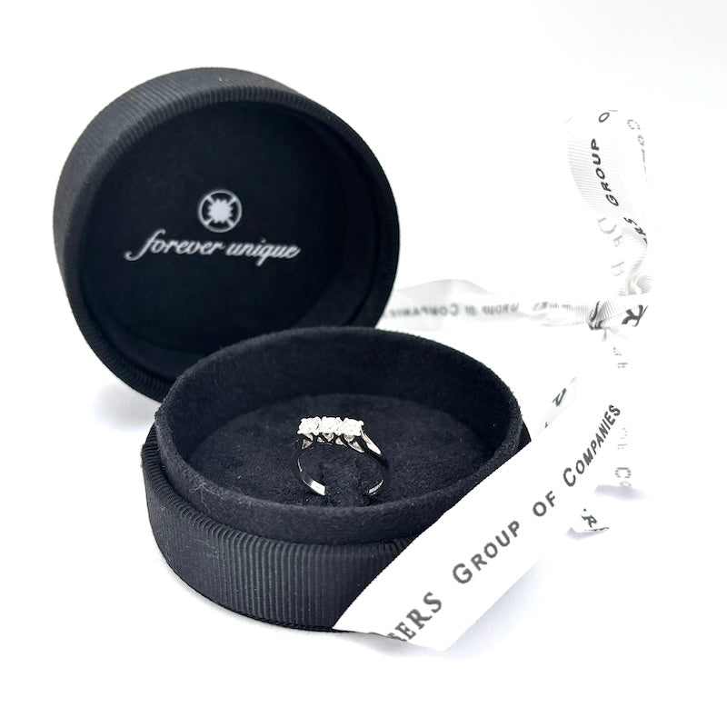 Anello trilogy DE BEERS, brillanti certificati e oro bianco - 0.60 ct; 4.14 gr