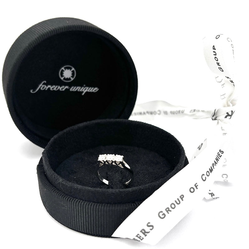 Anello trilogy DE BEERS, brillanti certificati e oro bianco - 0.60 ct; 4.14 gr