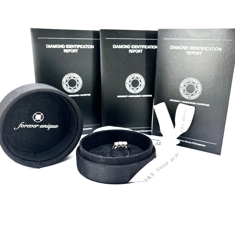 Anello trilogy DE BEERS, brillanti certificati e oro bianco - 0.60 ct; 4.14 gr