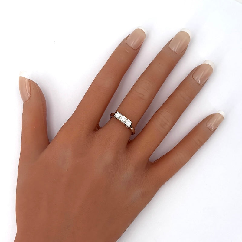 Anello trilogy DE BEERS, brillanti certificati e oro bianco - 0.60 ct; 4.14 gr