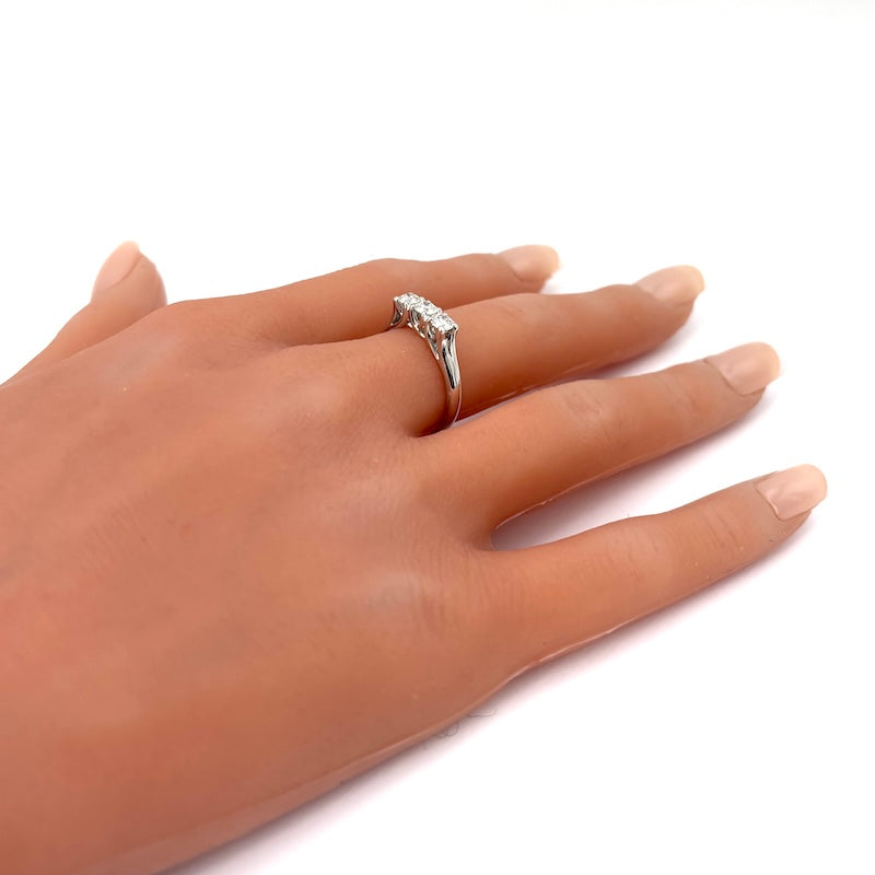 Anello trilogy DE BEERS, brillanti certificati e oro bianco - 0.60 ct; 4.14 gr