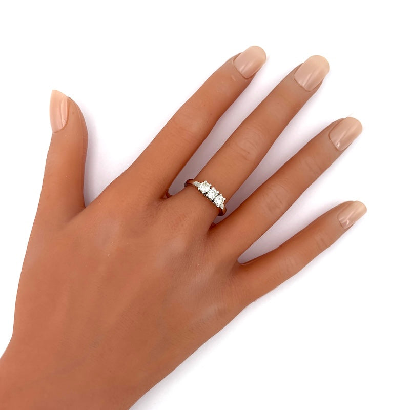 Anello trilogy brillanti e oro bianco - 0.60-0.65 ct; 3.78 gr