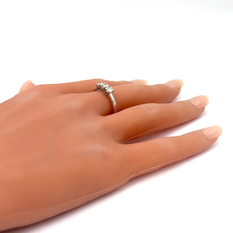 Anello trilogy brillanti e oro bianco - 0.60-0.65 ct; 3.78 gr