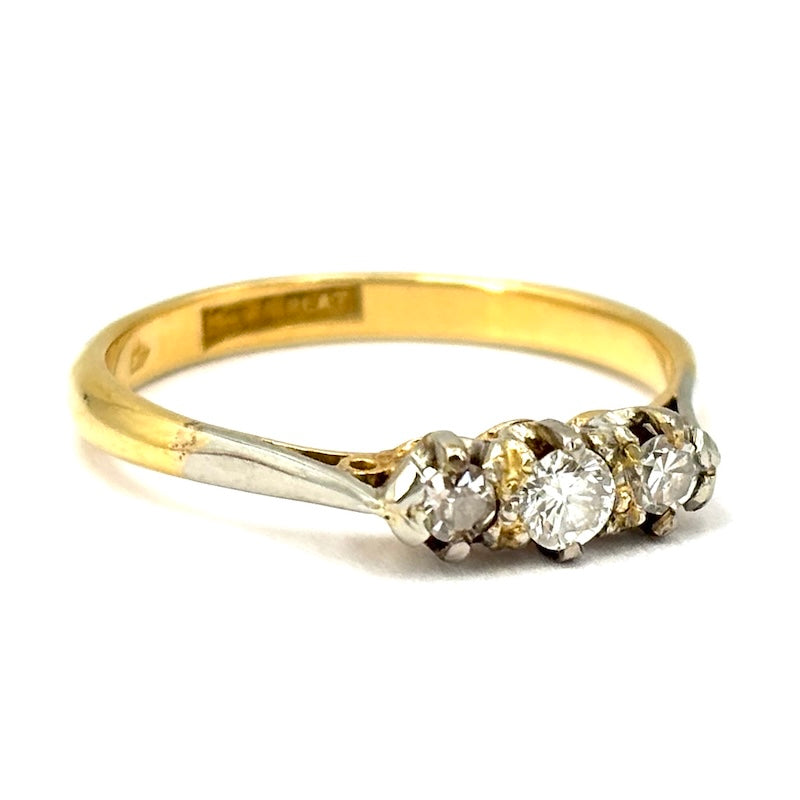 Anello trilogy in stile brillanti e oro giallo; 2.36 gr