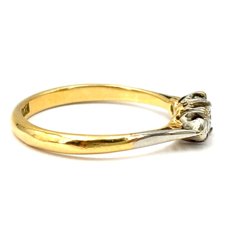Anello trilogy in stile brillanti e oro giallo; 2.36 gr