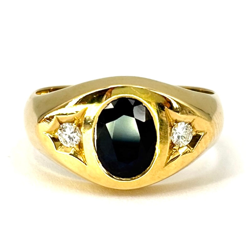 Anello uomo, fascia chevalier, zaffiro, diamanti e oro; 8.9 gr