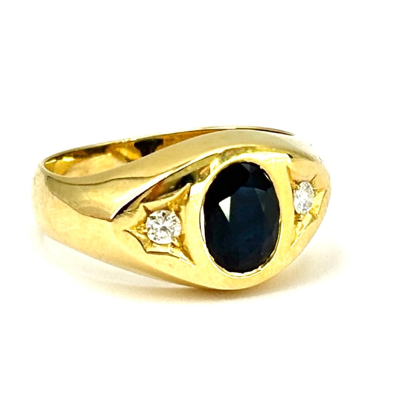 Anello uomo, fascia chevalier, zaffiro, diamanti e oro; 8.9 gr