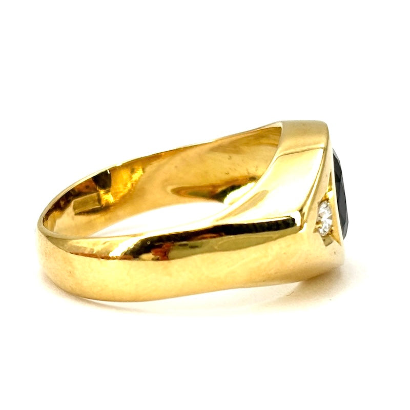 Anello uomo, fascia chevalier, zaffiro, diamanti e oro; 8.9 gr