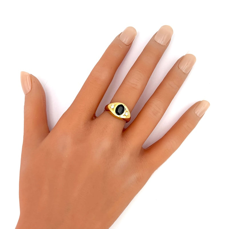 Anello uomo, fascia chevalier, zaffiro, diamanti e oro; 8.9 gr