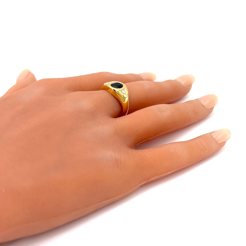 Anello uomo, fascia chevalier, zaffiro, diamanti e oro; 8.9 gr