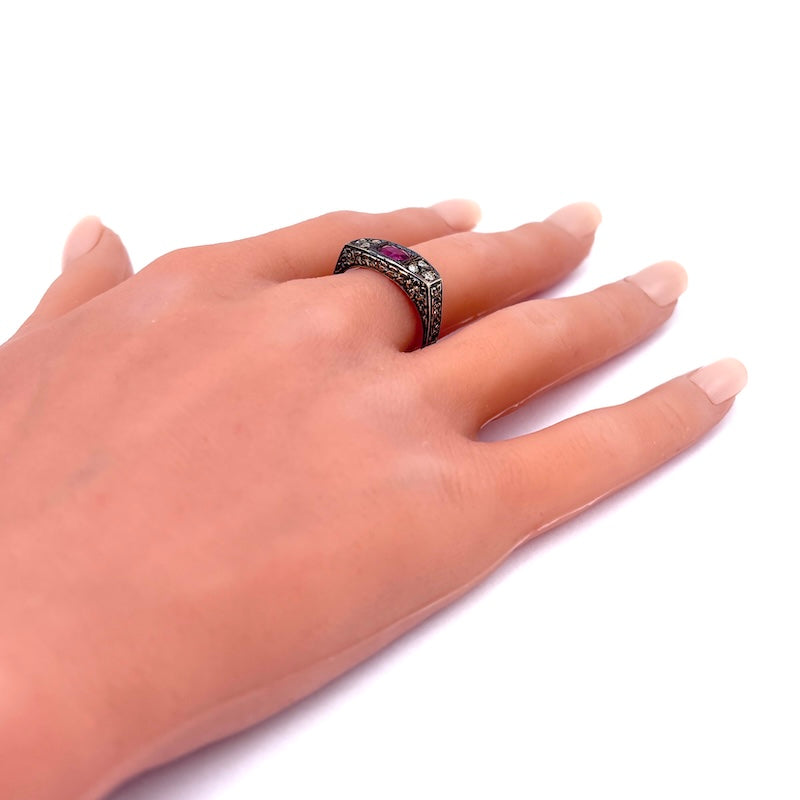 Anello uomo antico, rubino, diamanti e oro; 6.72 gr