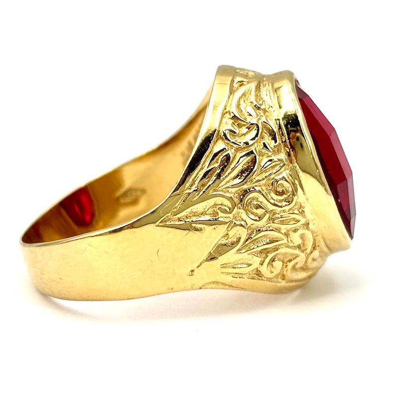 Anello uomo chevalier, gemma rossa ovale, oro giallo; 9.69 gr