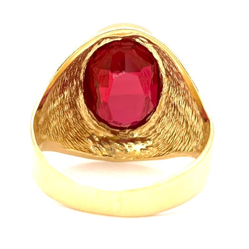 Anello uomo chevalier, gemma rossa ovale, oro giallo; 9.69 gr