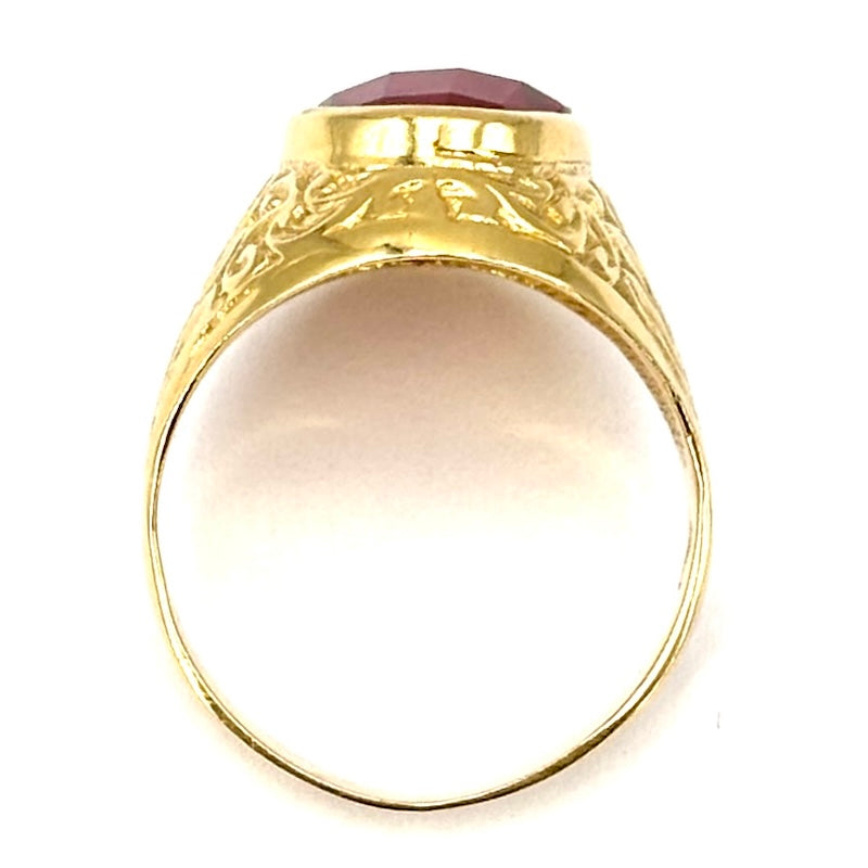 Anello uomo chevalier, gemma rossa ovale, oro giallo; 9.69 gr