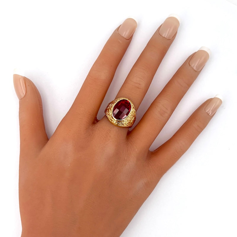 Anello uomo chevalier, gemma rossa ovale, oro giallo; 9.69 gr