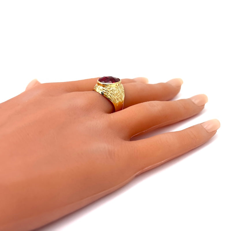 Anello uomo chevalier, gemma rossa ovale, oro giallo; 9.69 gr