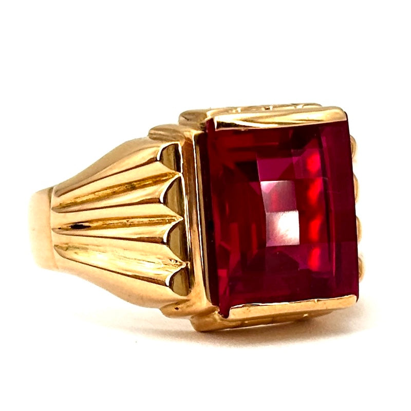 Anello uomo chevalier, gemma rossa sintetica squadrata, oro rosa; 7.2 gr