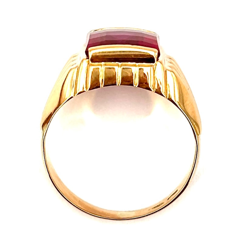 Anello uomo chevalier, gemma rossa sintetica squadrata, oro rosa; 7.2 gr
