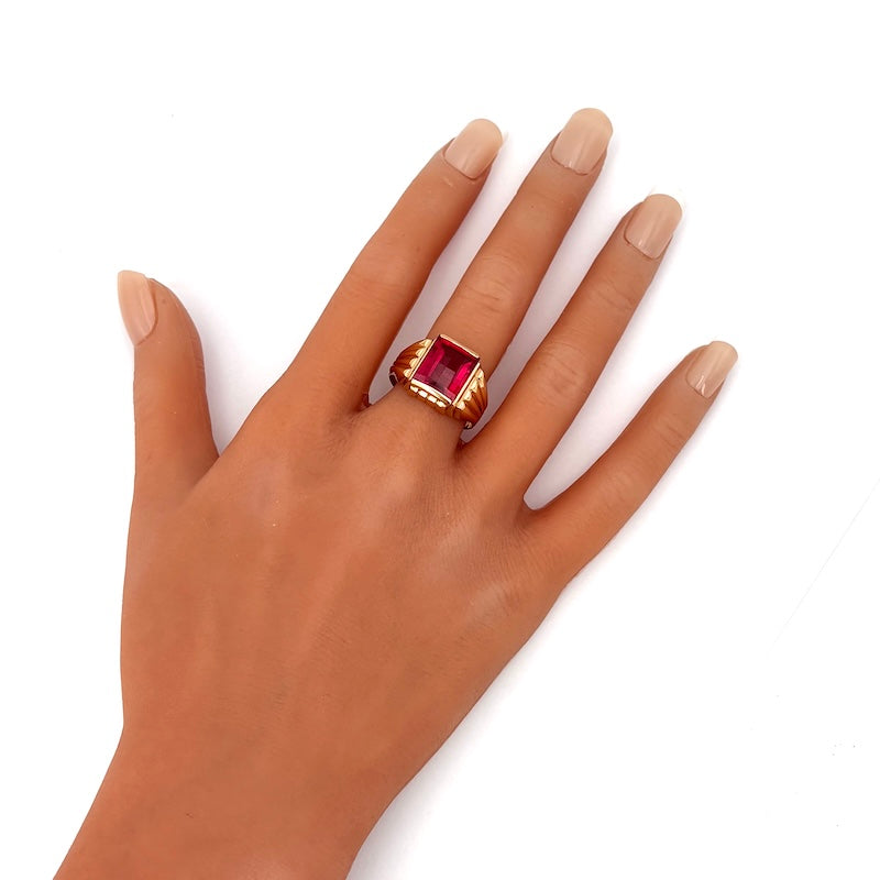 Anello uomo chevalier, gemma rossa sintetica squadrata, oro rosa; 7.2 gr