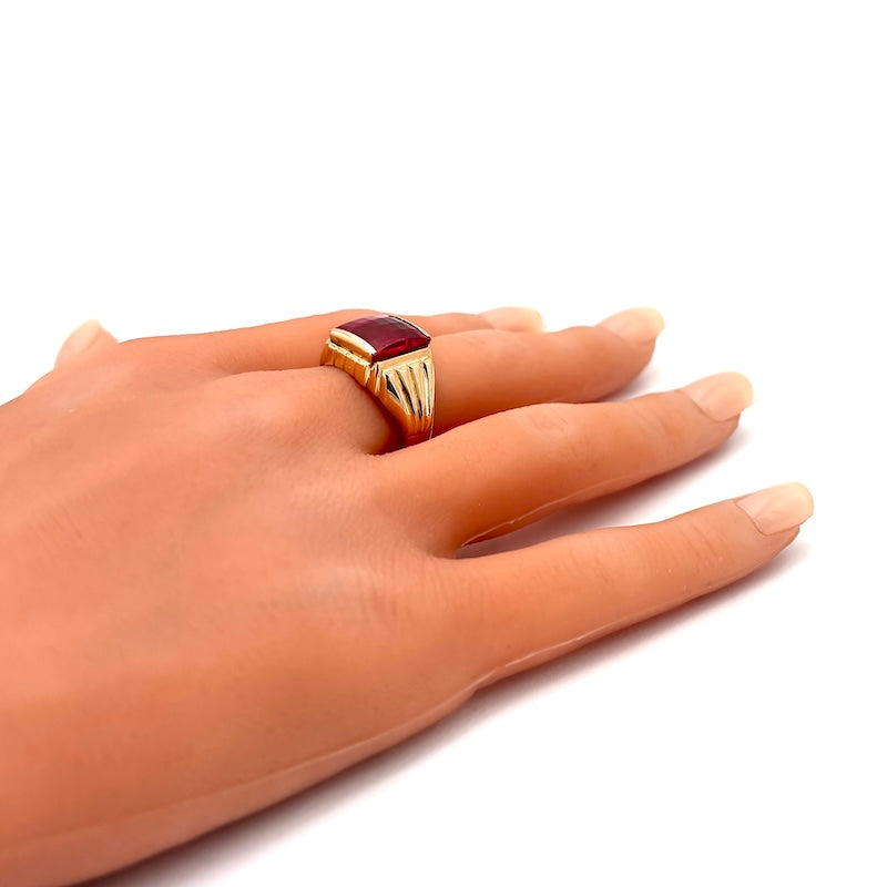 Anello uomo chevalier, gemma rossa sintetica squadrata, oro rosa; 7.2 gr