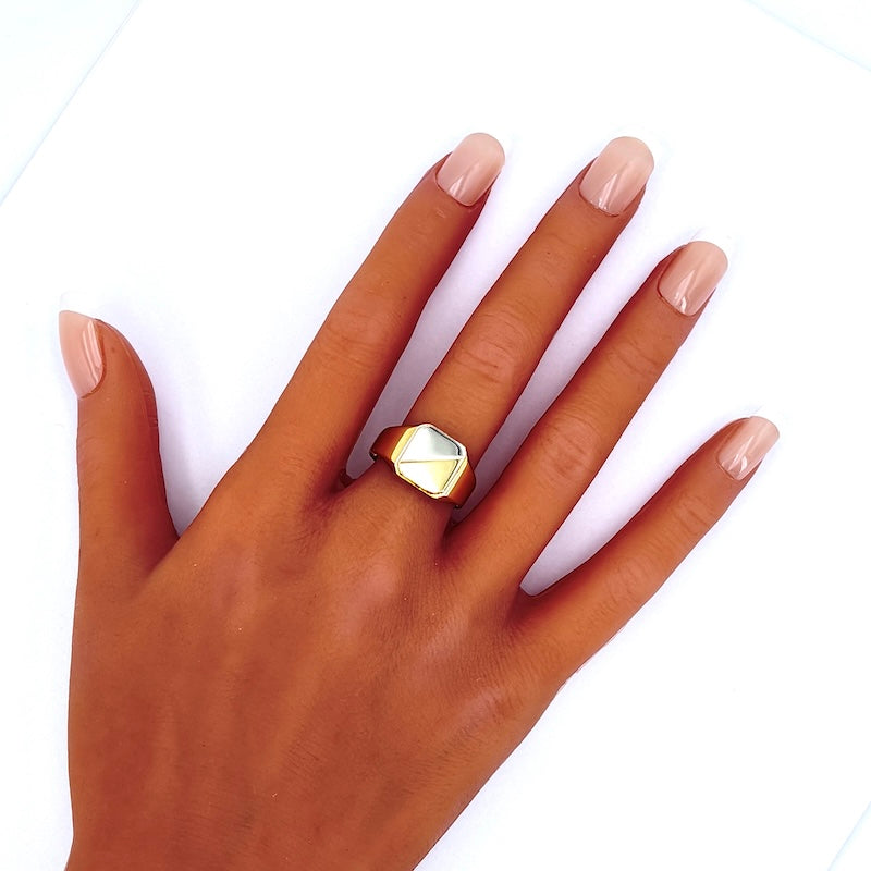 Anello uomo chevalier, squadrato, oro bicolore; 7.5 gr